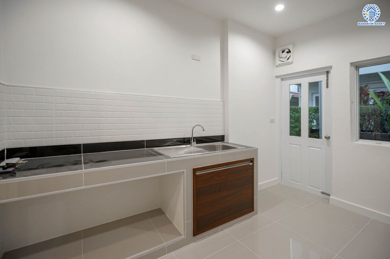 บ้านมือสองตกแต่งใหม่ โครงการ คาซ่าแกรนด์ รัตนาธิเบศร์-ราชพฤกษ์ บ้านเดี่ยวจากแบรนด์ Q.House เนื้อที่ 70 ตร.ว. ฟังก์ชัน 3 ห้องนอน 4 ห้องน้ำ 1 ห้องแม่บ้าน จอดรถได้ถึง 2 คัน พร้อม Facilities ครบครัน บนทำเลเดินทางสะดวก ติดถนนราชพฤกษ์ ใกล้เซ็นทรัลเวสต์เกต และรถไฟฟ้าสายสีม่วง "สถานีบางรักใหญ่"